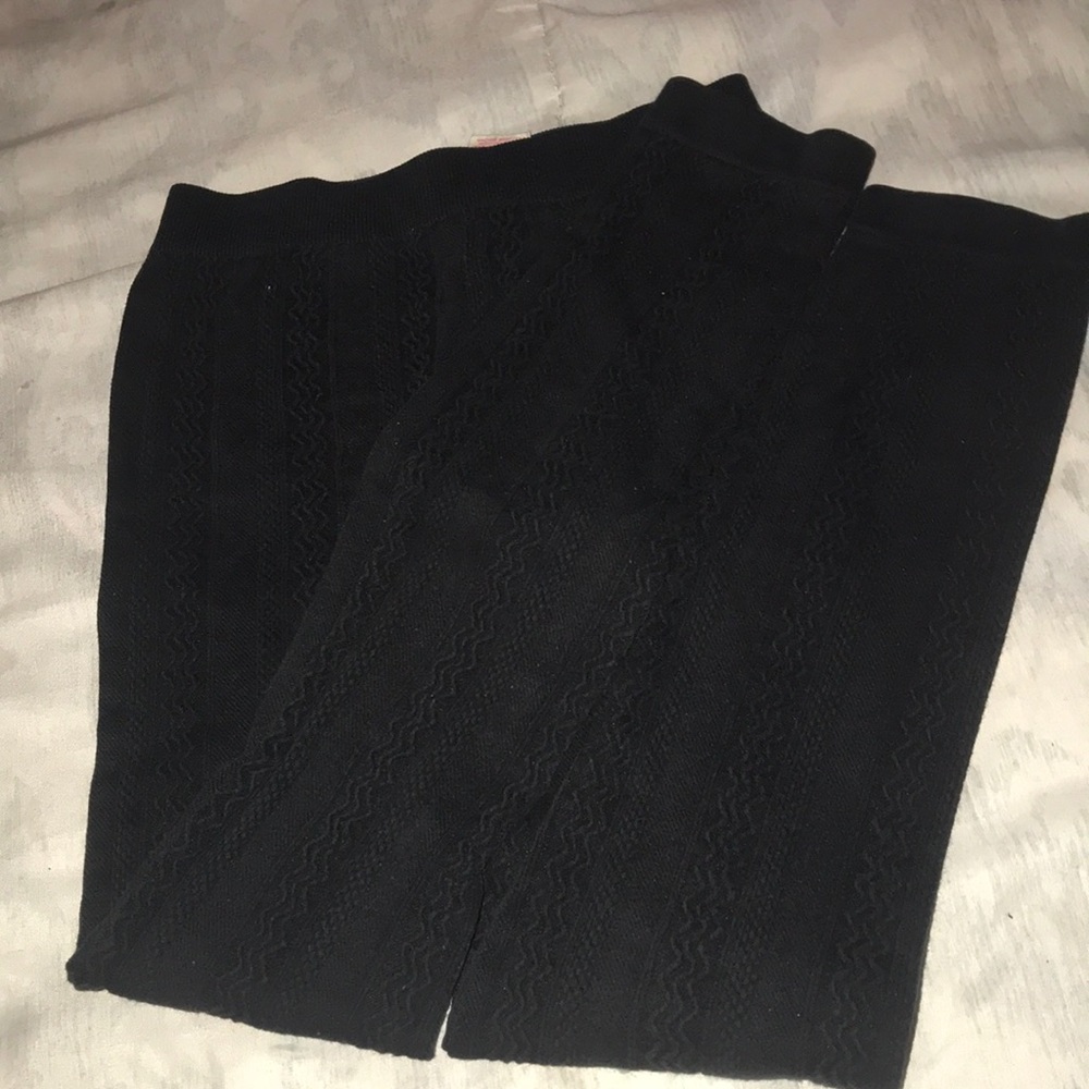 I’m selling black leggings